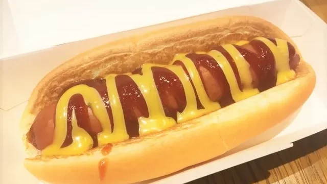 チーズソースのホットドッグ