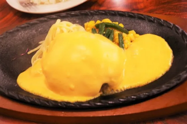 チーズソースのハンバーグ