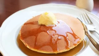 ホイップバターがのったパンケーキ