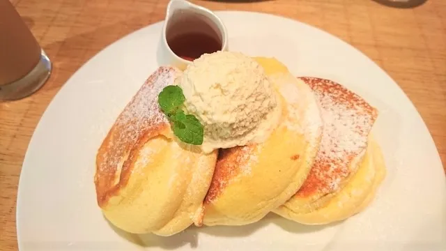 ホイップバターがのったパンケーキ