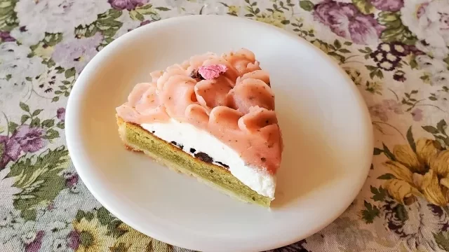 桜パウダーを使ったケーキ