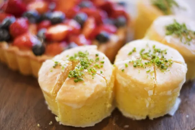 ピスタチオダイスがのったケーキ