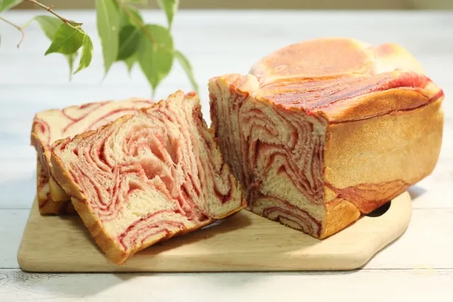 いちごマーブルのパン