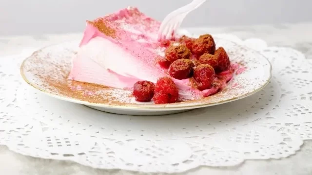 いちごパウダーのケーキ