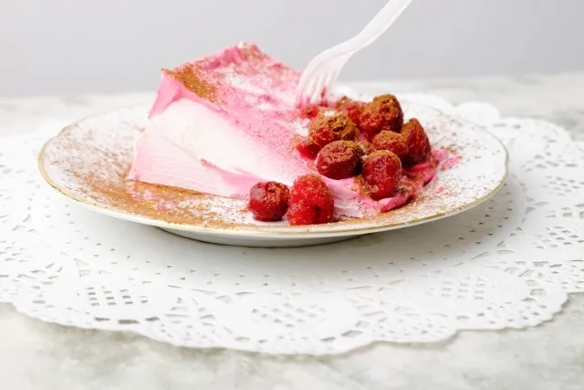 いちごパウダーのケーキ