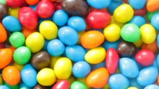 カラフルなピーナッツチョコレート