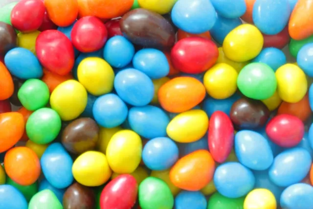 カラフルなピーナッツチョコレート