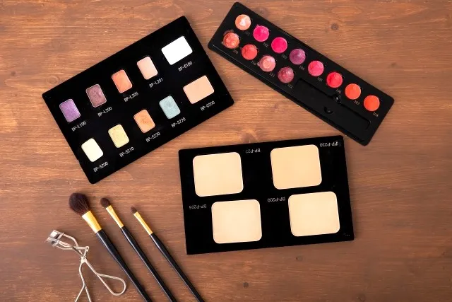 アイシャドウとブラシ