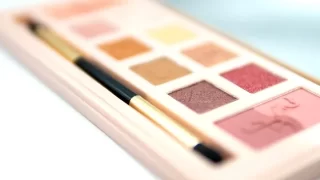 アイシャドウとブラシ