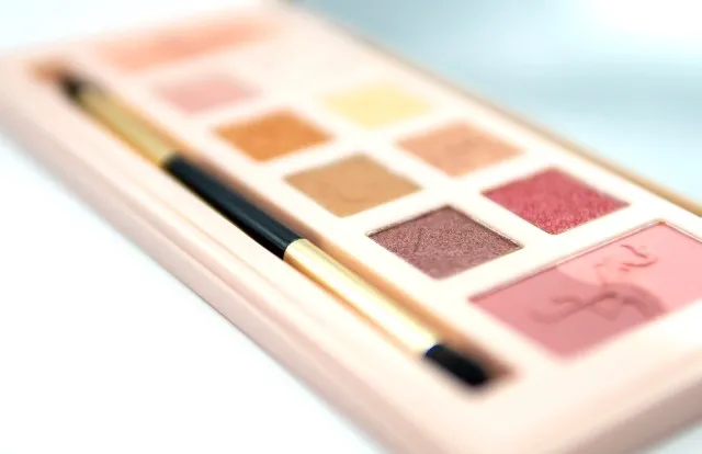 アイシャドウとブラシ