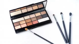 アイシャドウとブラシ