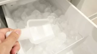 冷蔵庫の製氷機で作った氷