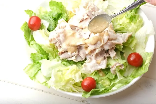 ドレッシングのかかったサラダ