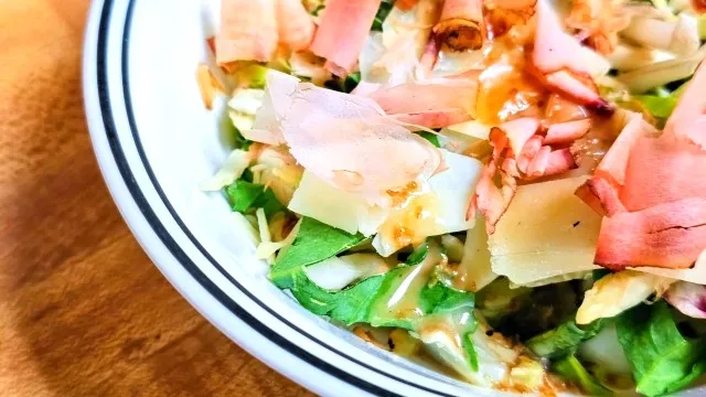ドレッシングのかかったサラダ
