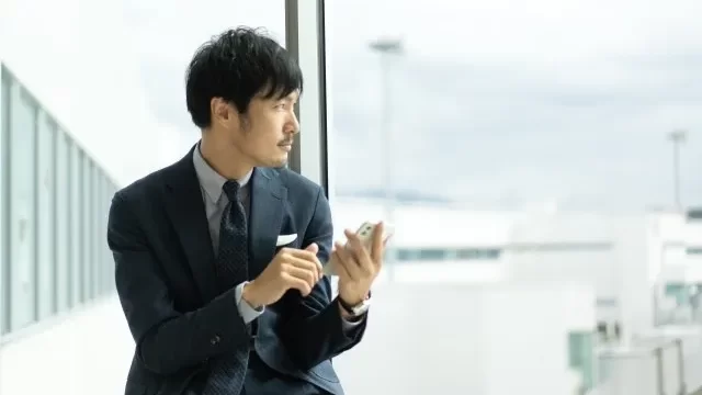 スーツを着たビジネスマン
