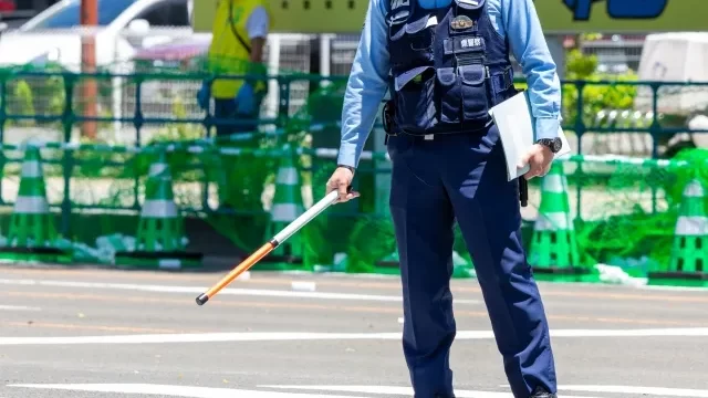 警棒を持つ警察官