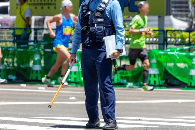 警棒を持つ警察官