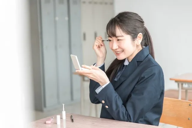 マスカラでメイクする女性