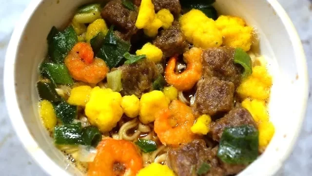 カップヌードル謎肉まみれ
